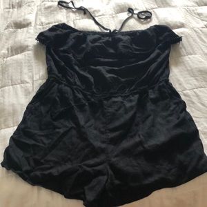 Old Navy romper with pockets. Black. L. NWT.